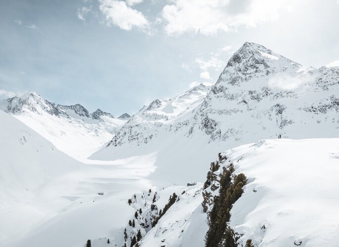 Verschneite Berglandschaft mit steilen Hängen und weiter Winterruhe in Obergurgl.