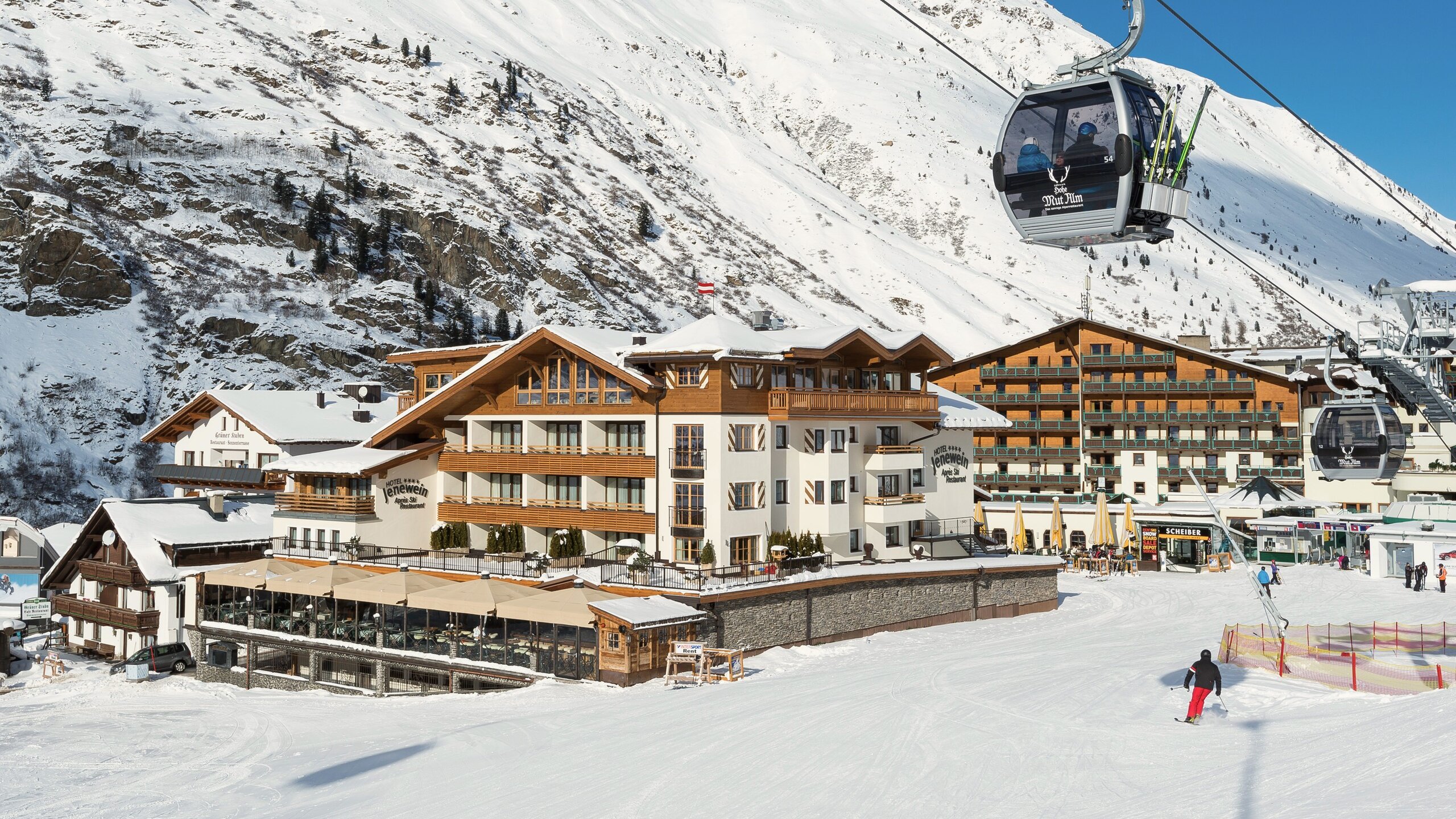 Das Hotel Jenewein liegt direkt an der Skipiste neben einer Gondelbahn in Obergurgl.