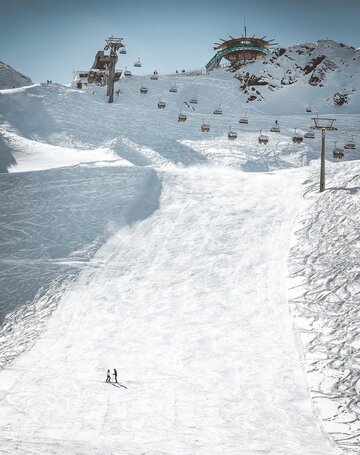 Blick auf die verschneite Skipiste mit Sesselliften und Bergstation in Obergurgl nahe dem Hotel Jenewein.
