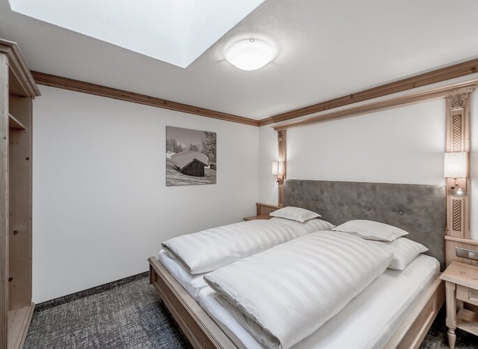 Doppelzimmer im Landhaus Jenewein Appartement Ein gemütliches Doppelzimmer mit zwei Einzelbetten und hellem Holzmobiliar im Landhaus Jenewein.