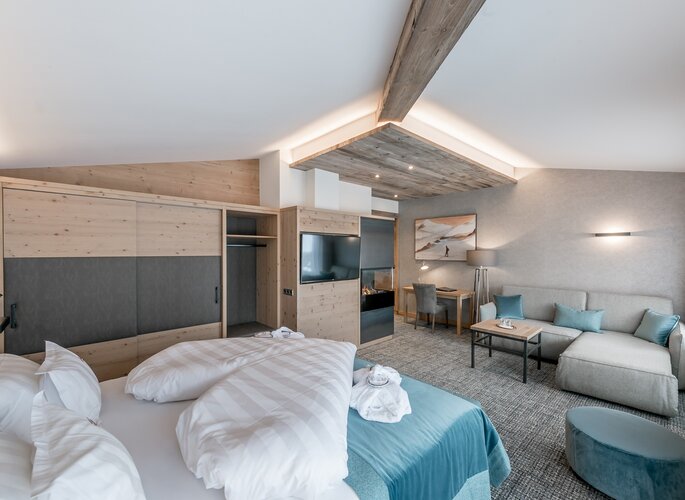 Romantikzimmer im Hotel Jenewein in Obergurgl Ein modernes Romantikzimmer mit Doppelbett, Sitzecke und Schreibtisch im Hotel Jenewein in Obergurgl.