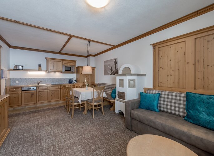 Appartement mit Kachelofen im Landhaus Jenewein Wohnbereich mit Küche, Esstisch und Kachelofen im Appartement von Landhaus Jenewein.