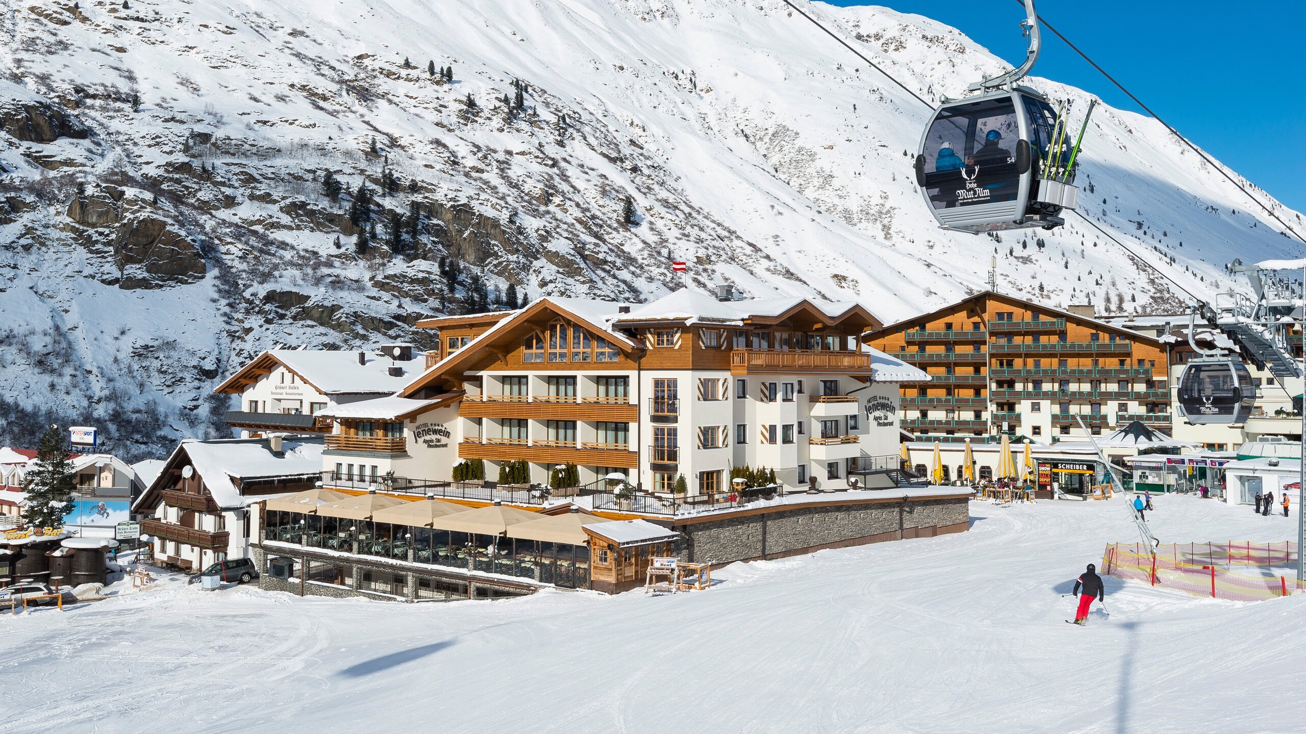 Das Hotel Jenewein liegt direkt an der Skipiste und neben der Liftanlage in Obergurgl.