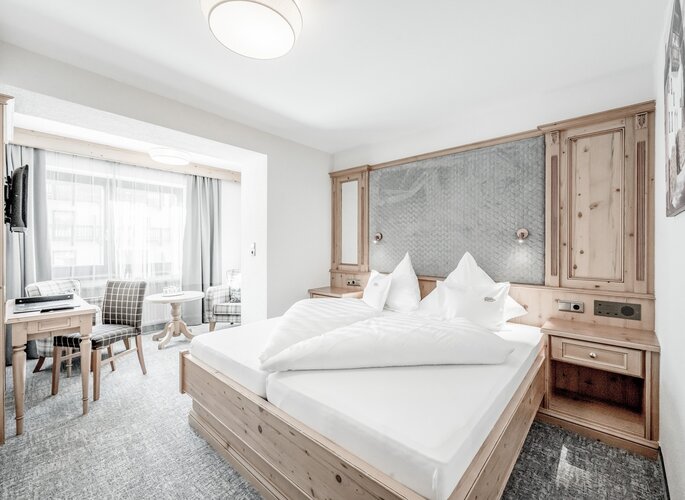 Helles Studio mit Doppelbett und Sitzecke im Hotel Jenewein in Obergurgl.